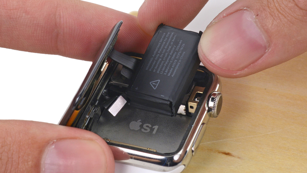 Apple watch battery. АКБ АПЛ вотч 4. Батарея Apple watch. Батарея в Эппл вотч. Замена аккумулятора Apple watch.
